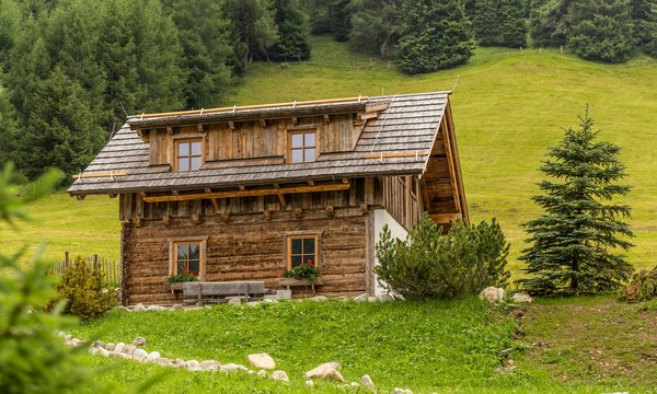 Quels chalets en Suisse proposent des cours de fabrication de fromage et des randonnées en montagne?